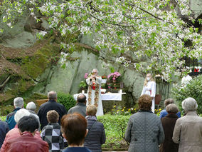 Christi Himmelfahrt an der Fatima Grotte (Foto: Karl-Franz Thiede)